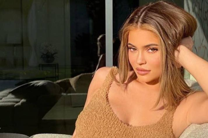 Kylie Jenner luce sus estrías en el escote
