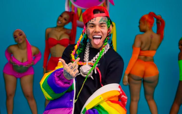 Tekashi 6ix9ine anuncia su regreso posando junto a fajos de billetes