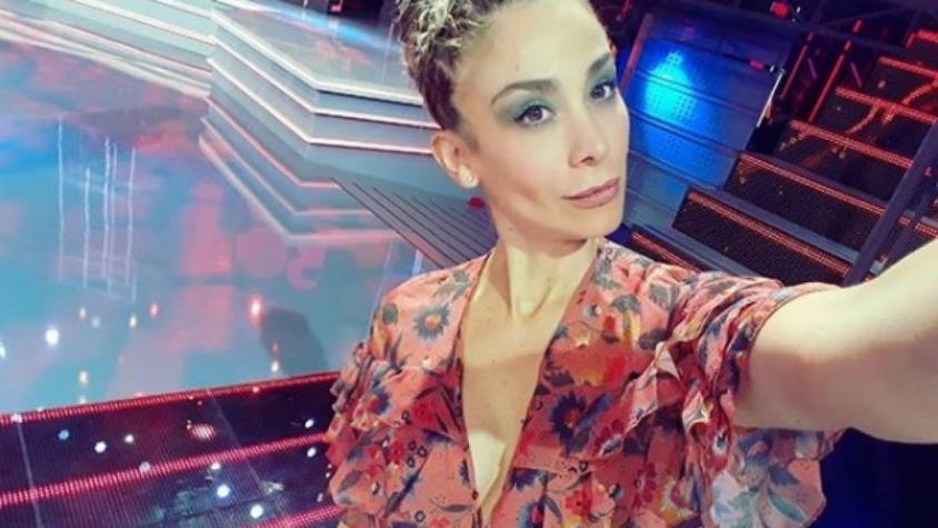 Yamna Lobos muestra divertido polerón para embarazadas