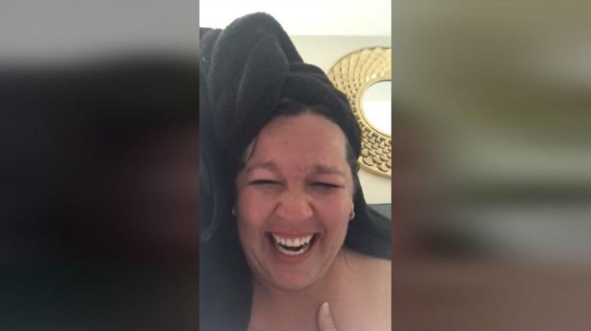 Mamá se vuelve viral tras aparecer desnuda en clase "on line" de su hija