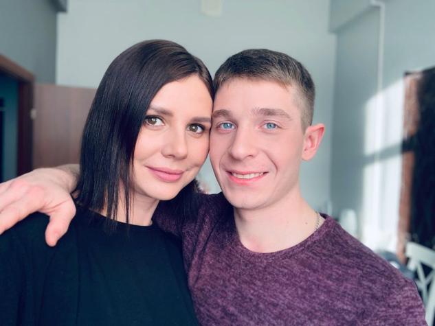 Influencer anuncia que está embarazada de su hijastro y las redes explotan