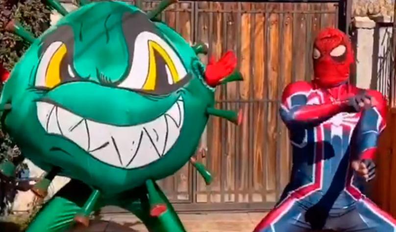 Sensual Spiderman baila junto al “coronavirus” y enseña a lavarse las manos