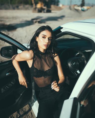 Steffi Méndez se luce posando en bikini a lo Kardashian