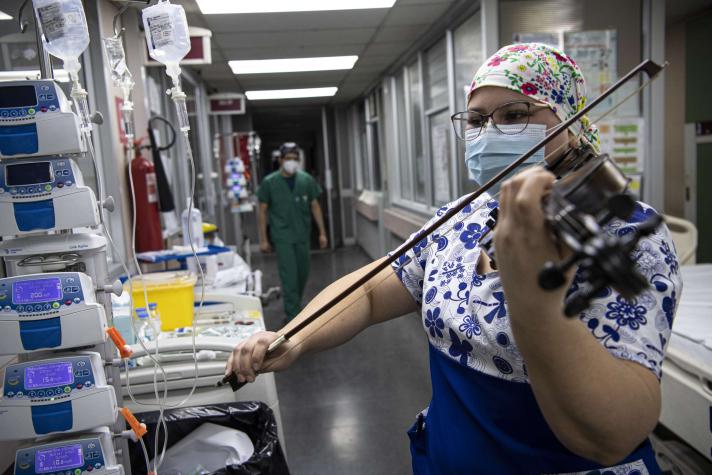 Técnico en enfermería toca el violín a pacientes con COVID-19