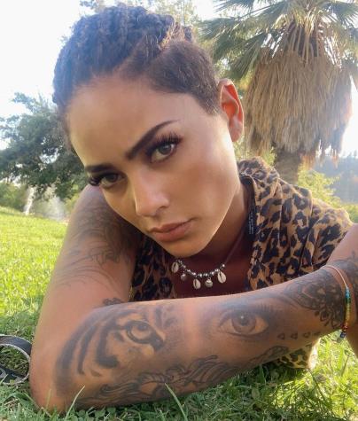 Camila Recabarren luce su tonificado abdomen en medio de la naturaleza