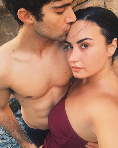 Demi Lovato revela que se casa con su novio Max Ehrich