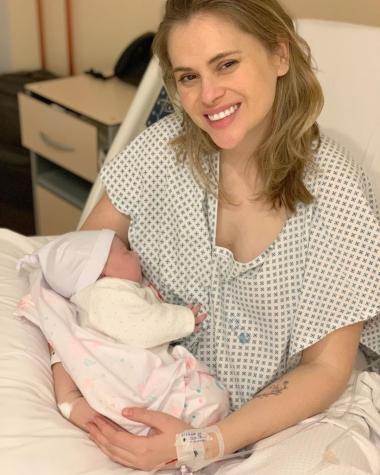 Eliana Albasetti chochea con tierno look de su hija Luján