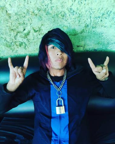 Cantante peruano asegura que las mujeres lo acosan por su belleza