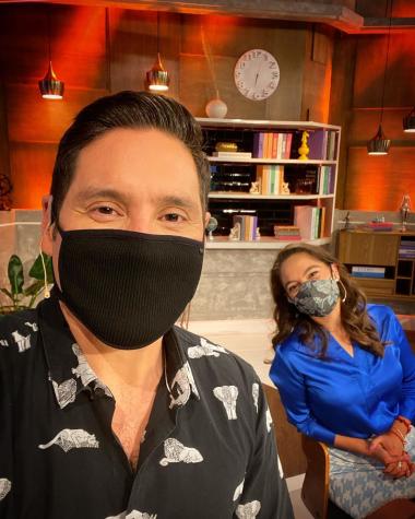 Pancho Saavedra hace importante donación a familia que vive en precarias condiciones