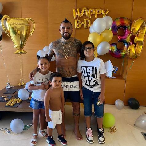 Arturo Vidal es trolleado por vacacionar con sus hijos en la playa