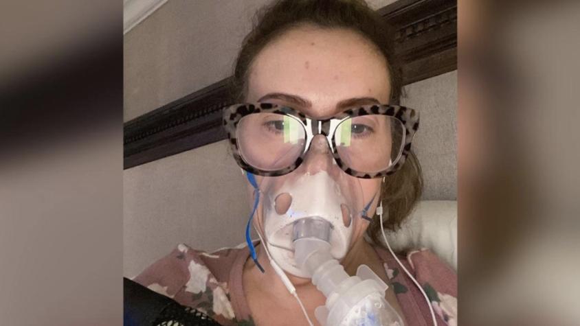Actriz Alyssa Milano muestra cómo se le cae el pelo tras contraer Covid-19