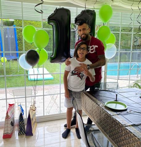 Hijo de Arturo Vidal muestra excéntrico y ostentoso regalo previo al Día del Niño