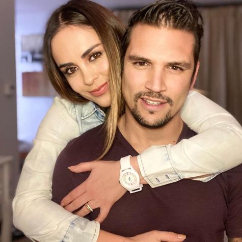 Maura Rivera y Mark González se visten iguales y celebran su amor