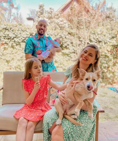 Eliana Albasetti explica por qué hace dormir a su hija bebé con su perro