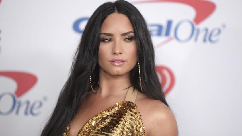 Demi Lovato se pone el vestido de JLO en los Grammy 2000 y lo transforma