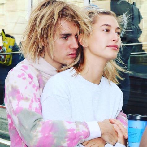 Hailey Bieber y el estiloso look Chanel para salir protegida - Foto 1