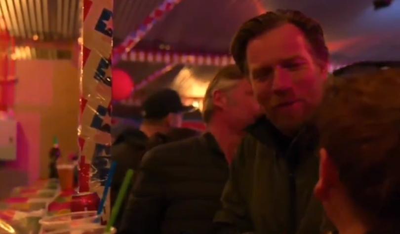 Viralizan video de Ewan McGregor “carreteando” en una fonda en Chile