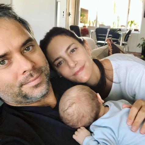Fernando González juega tenis con su hijo en brazos