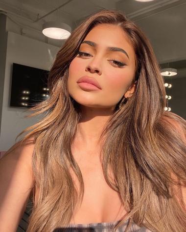 Hija de Kylie Jenner va a su primer día de clases con mochila de 9 millones de pesos