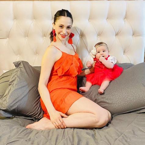 Yamna Lobos luce plano abdomen a 4 meses de dar a luz