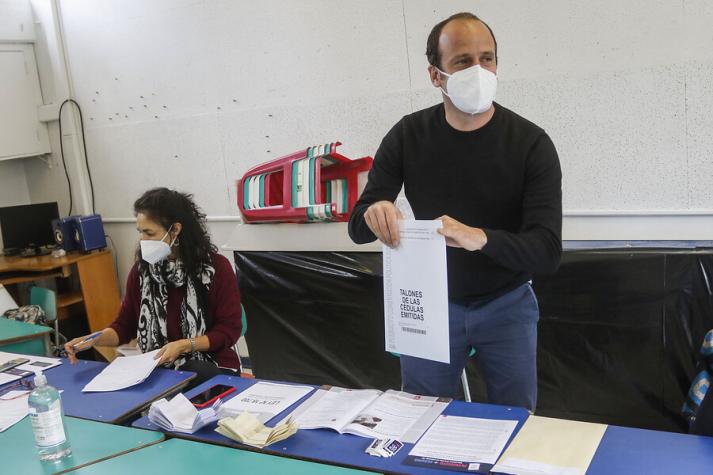Stefan Kramer bromea con su rol de vocal de mesa: "Me reconocen por la frente"