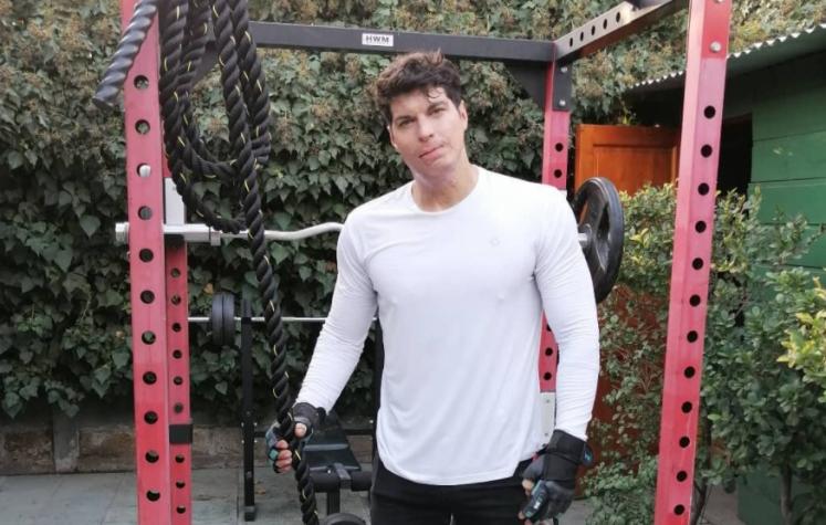 Ignacio Lastra muestra tonificada figura con el torso desnudo