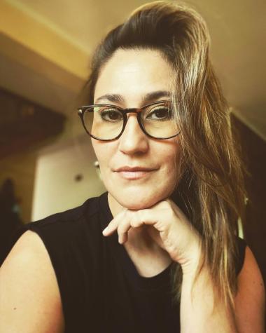Belén Mora muestra avanzado embarazo vistiendo jeans a la cadera