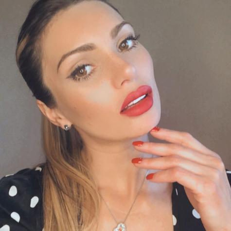 Faloon Larraguibel vende y modela sus bikinis a la moda