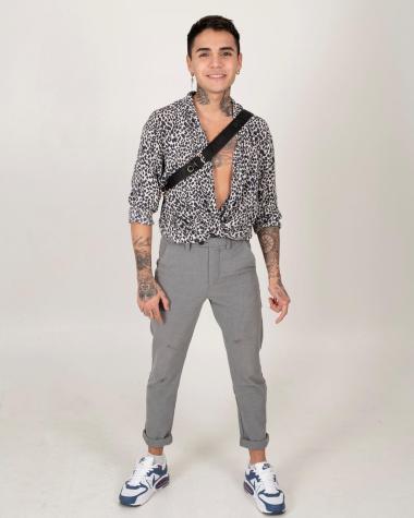Leo Méndez Jr. posa sin nada de ropa y botas con taco