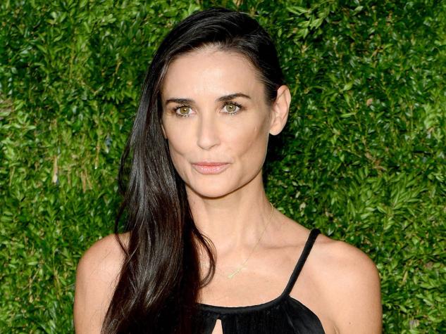 Demi Moore aparece irreconocible en desfile de Fendi