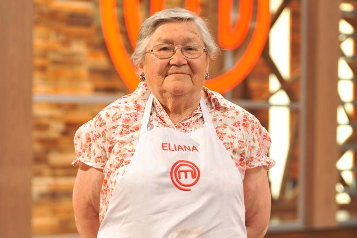 Abuelita "Naná" saca aplausos tras vacunarse en contra del Covid-19