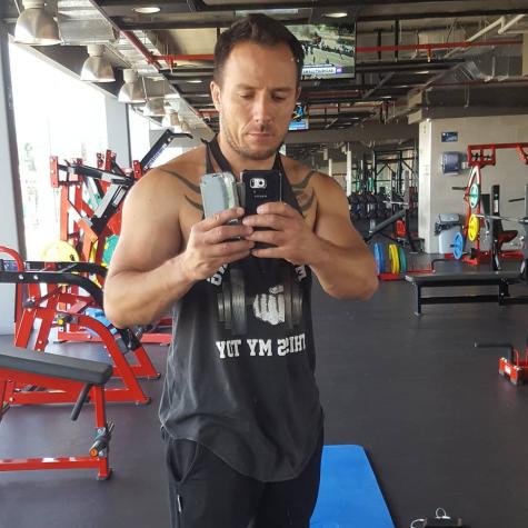 Gonzalo Egas saca aplausos al mostrar baja de peso con foto sin polera