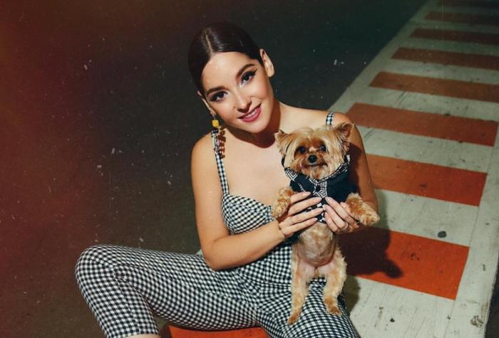 Kel Calderón mostró a su perrita nadando con un chaleco salvavidas de sirena