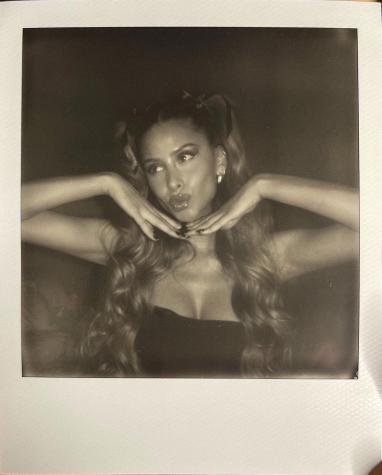 Cami Gallardo estrena atrevido tatuaje para promocionar nuevo single