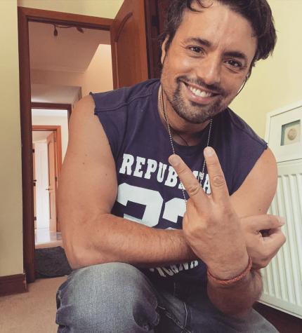 Daniel Valenzuela luce irreconocible en foto con llamativo look