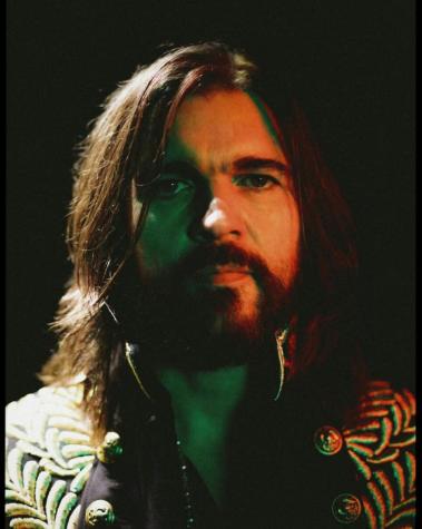 Juanes estrena nueva versión de éxito de Fito Páez con look full ochentero