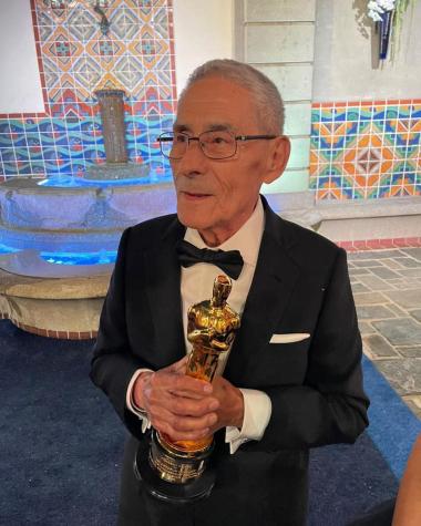 Sergio Chamy posa junto al Oscar del "Pulpo" en sus manos