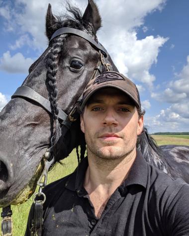 Informe AR: El romance de Henry Cavill y el logro de Kim Kardashian