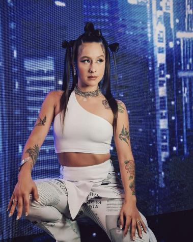 Denise Rosenthal promociona su álbum con delicado desnudo