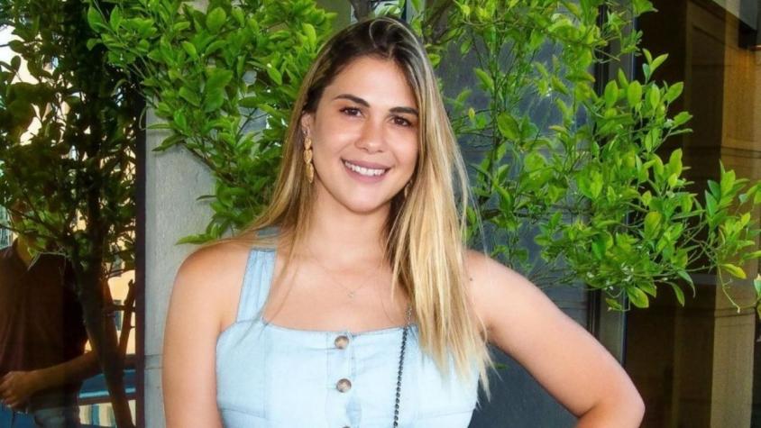 Laura Prieto luce look de apoderada: natural esperando a su hija en el colegio