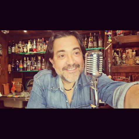 “Es mi oficina”: Leo Caprile trabaja desde el bar de su casa