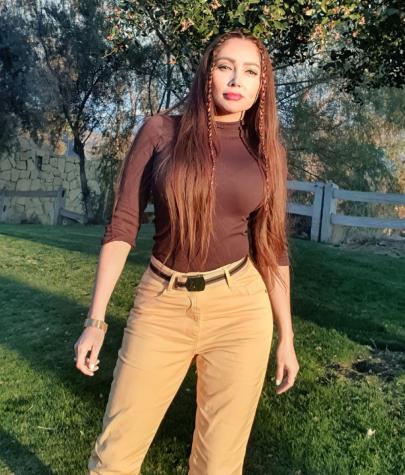 La Rancherita luce sus curvas con outfit full fluorescente