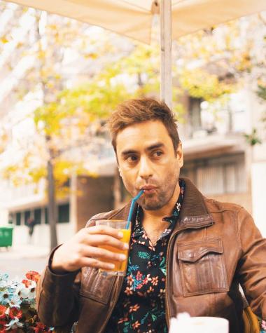 Álvaro Gómez es regaloneado a distancia por su madre y tías