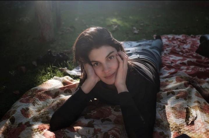 Paloma Moreno se camufla en su jardín con aplaudido look floral
