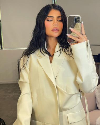 Kylie Jenner luce su pancita en ajustado vestido