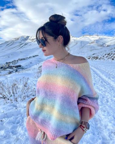 Kel Calderón celebra fin del toque de queda con elegante vestido