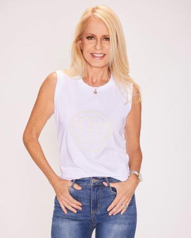 Cecilia Bolocco encanta con romántica postal playera