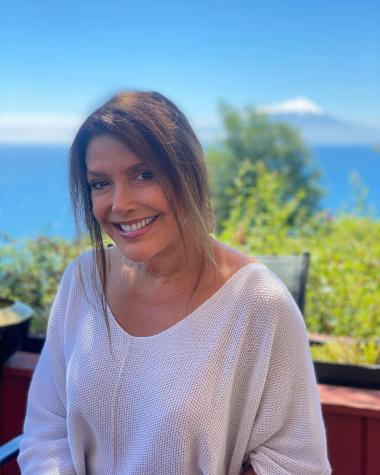 Carolina Arregui encanta con look monocromático