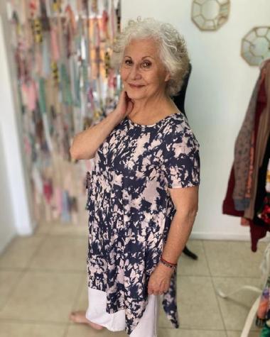 “Todo sirve”: Teresita Reyes se muestra trabajando de mesera