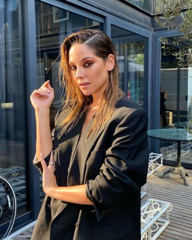 “Majestuosa”: Kel Calderón deslumbra con bikinazo total black